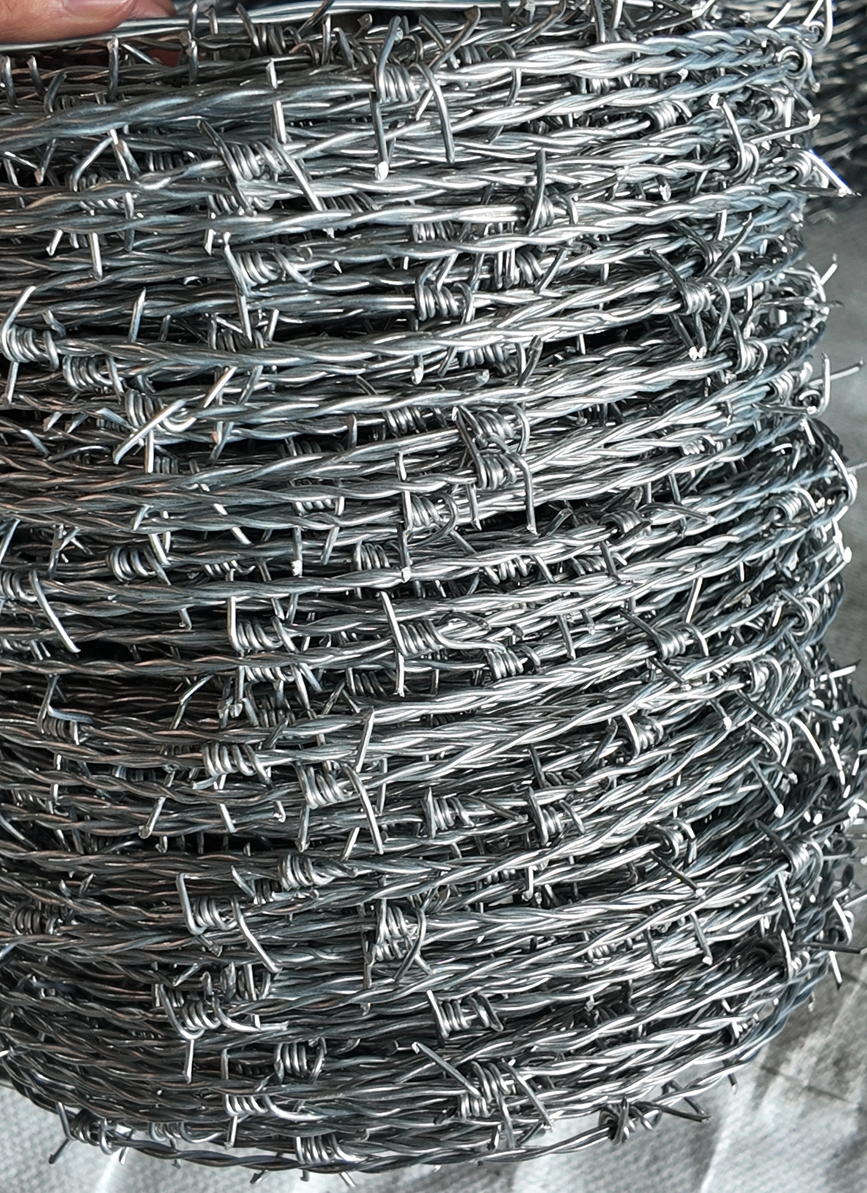 Barbed fencing wire