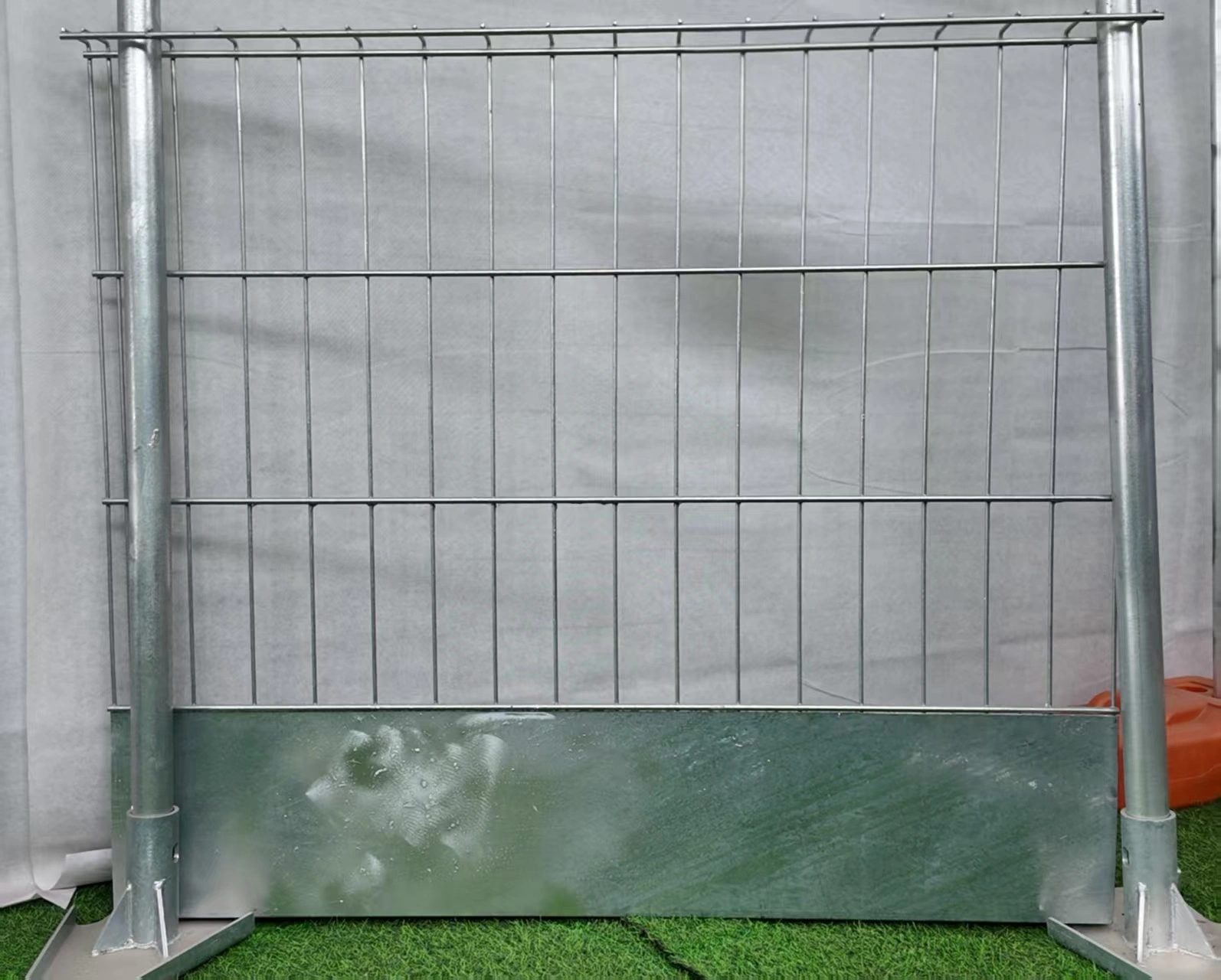 The Construction Site Edge Protection Barrier is a safety product specifically designed for use in dangerous areas on construction sites, elevated work zones, and other high-risk environments. Its primary function is to create a solid physical barrier that effectively prevents people and objects from approaching dangerous edges, thereby significantly reducing the risk of falls. Key Functions Physical Barrier & Fall Protection: Serving as a robust safety line, it effectively blocks access to hazardous areas like the edges of building floors, rooftops, deep foundation pits, and bridges. This significantly lowers the risk of falls. Warning & Alerting: Some designs feature highly visible colors (such as yellow or orange) and can be fitted with warning signs, clearly alerting people to danger zones and enhancing on-site safety awareness. Design Principles & Features Standard Height: The fence height strictly adheres to safety standards, typically no less than 1.05 meters, preventing adults from easily climbing over and ensuring effective protection. Sturdy Structure: Constructed from durable steel and equipped with stable bases, it can withstand lateral impacts, preventing tipping and maintaining stability even with minor collisions. Anti-Climb Design: The spacing between the bars is designed to prevent climbing. The gap between vertical bars is generally less than 110mm, which prevents hands and feet from getting a grip, eliminating a major safety risk. Easy Installation: The modular design allows for quick and easy assembly and disassembly. It can be flexibly adjusted to fit different construction sites, greatly improving work efficiency.